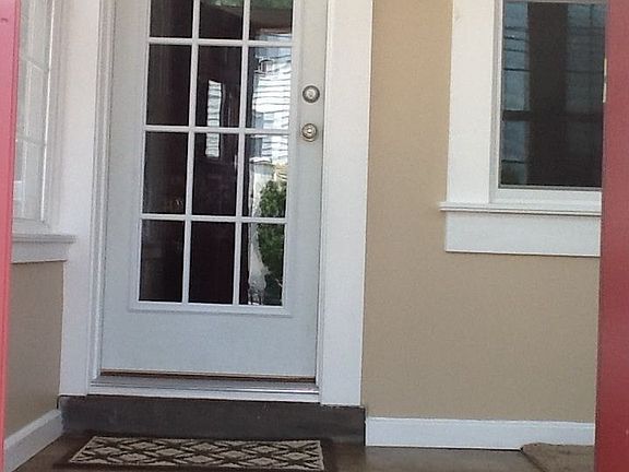 Front porch entrance into li