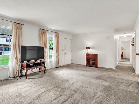 3rd image of 122 W Christie Ave