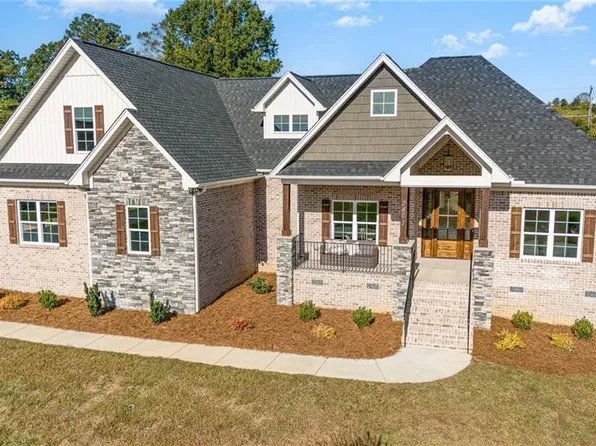 7401 Harkwood Ct, Oak Ridge, NC 27310