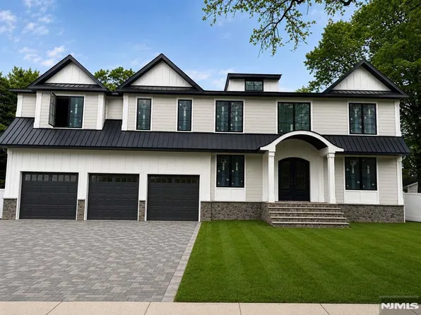 208 Wilsey Ct, Paramus, NJ 07652