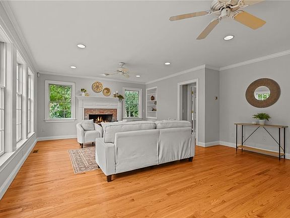 5th image of 15 Windmill Ln E