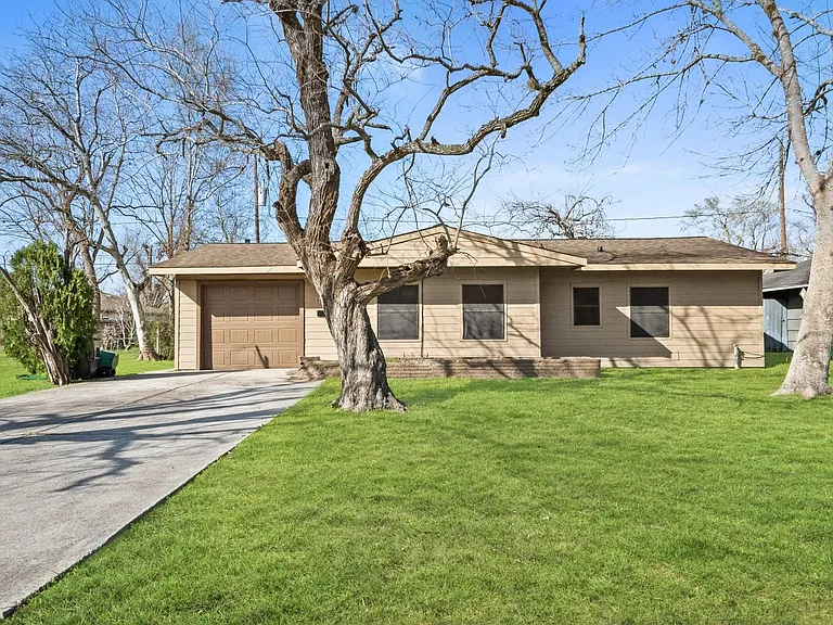 6015 Ridgeway Dr — Photo 3