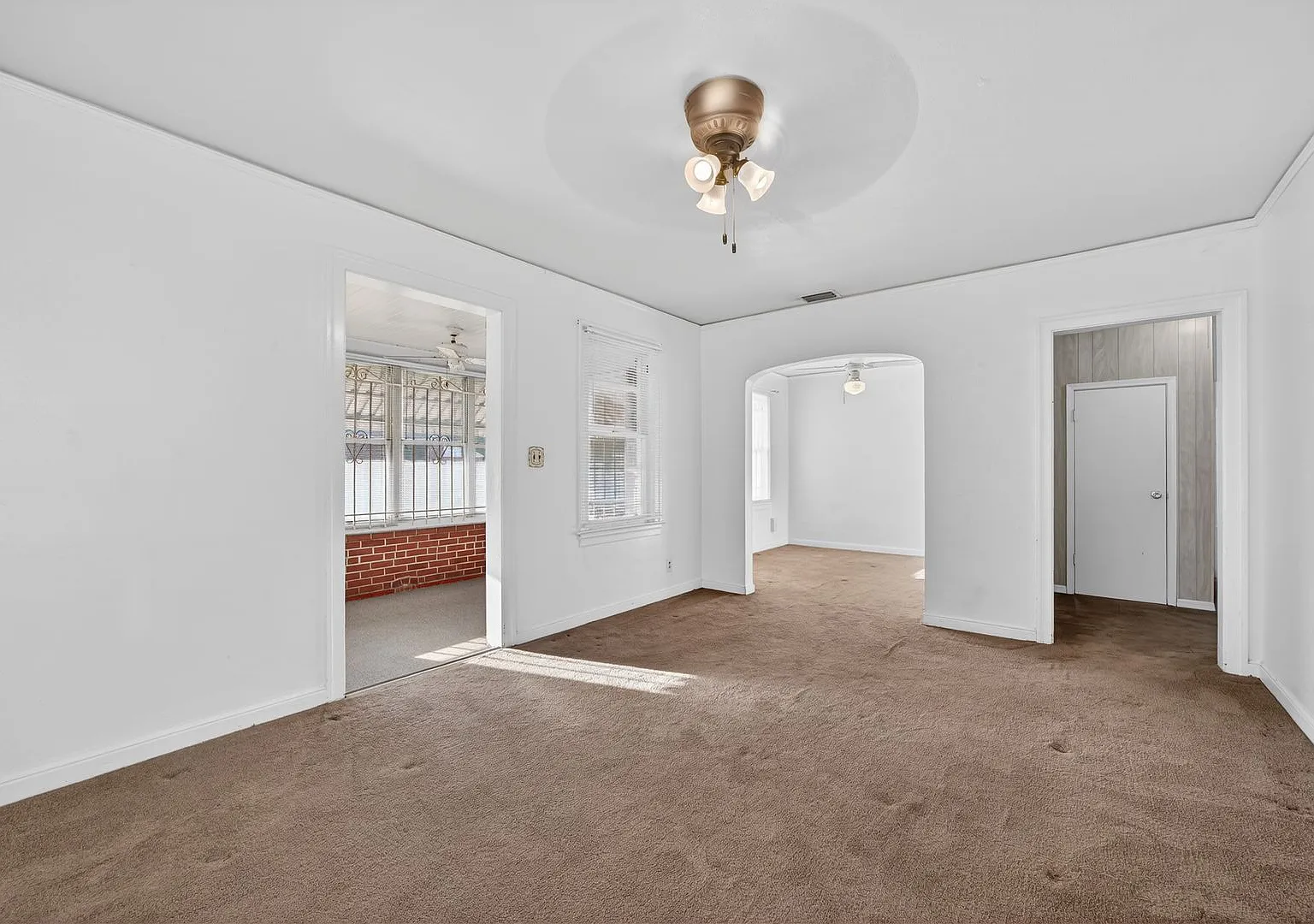 Spacious 3-Bedroom Corner Home with Garage & Private Courtyard — Photo 4