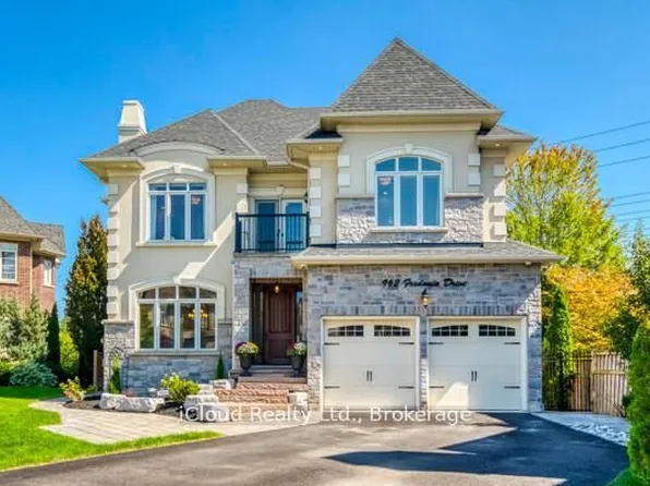 962 Fredonia Dr, Mississauga, ON L5C 2W4