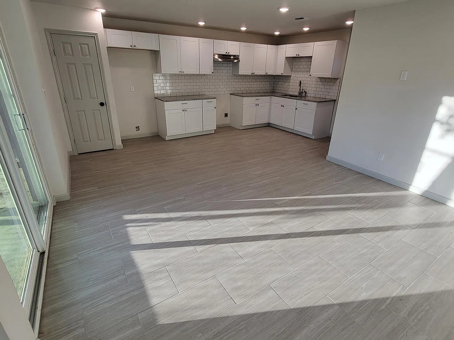 2417 Castroville Rd — Photo 2
