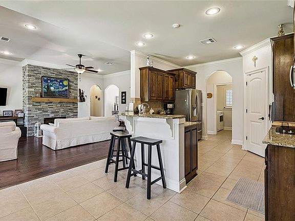 3rd image of 504 English Oak Dr