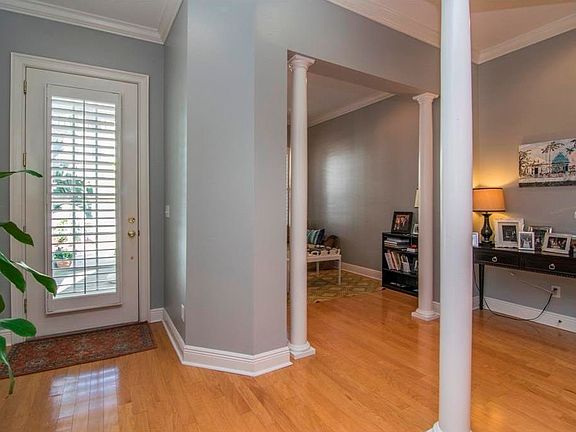 3rd image of 909 Hemingway Cir