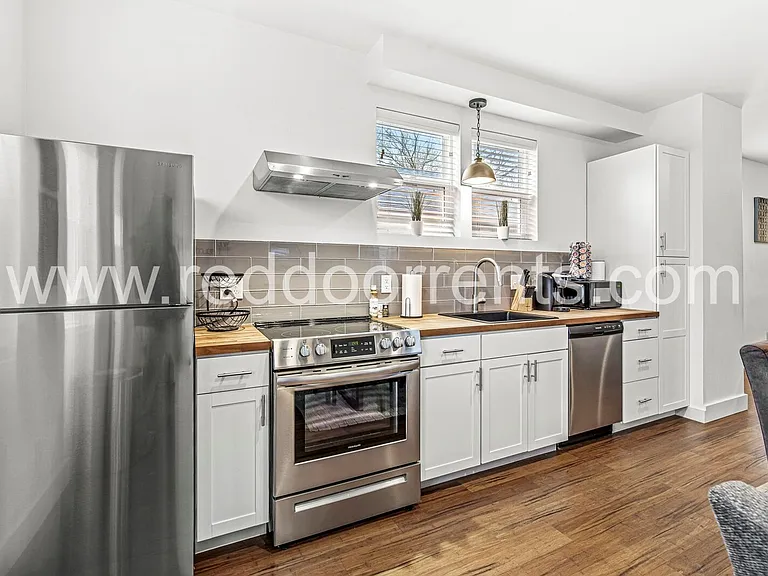 1619 N Tacoma Ave — Photo 2