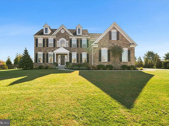 4th image of 624 Crestwood Dr