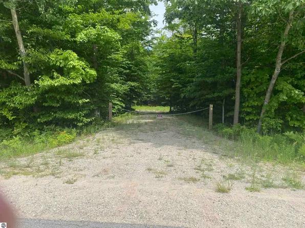 Green Briar Rd, Lake Ann, MI 49650