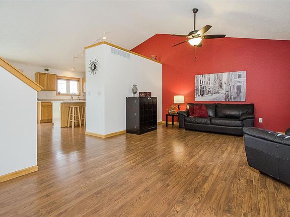 4th image of 1043 Fairview Ln
