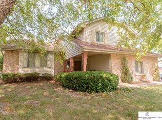 816 Joseph Dr, Papillion, NE 68046