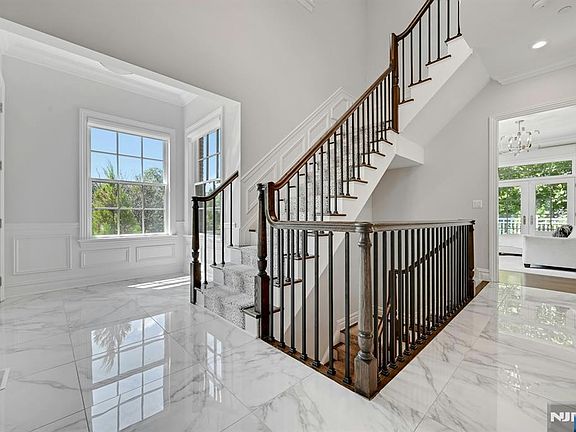 4th image of 100 Heights Lane