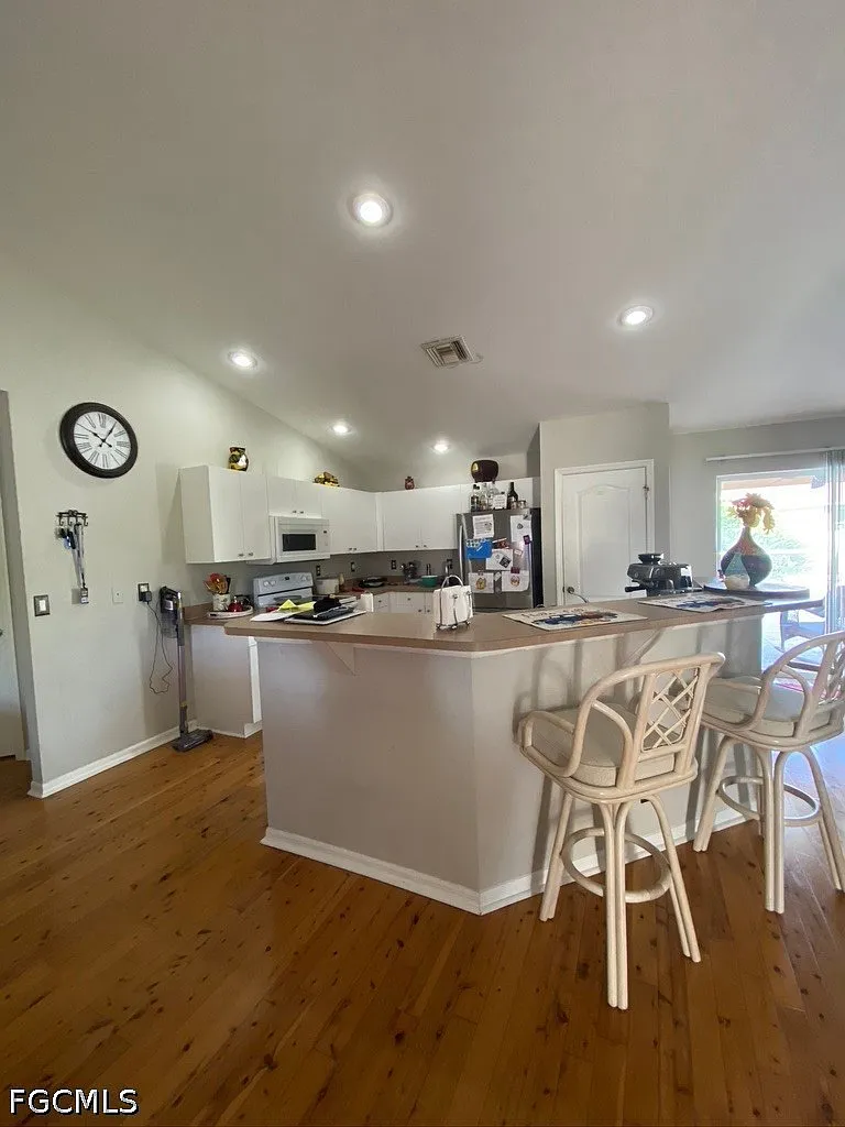 3 bed, 2.0 bath, 1770 sqft, $2,000 — Photo 3