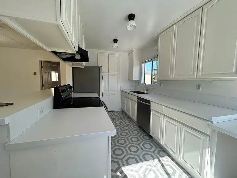 370 Obispo Ave Long Beach, CA 90814 — Photo 2