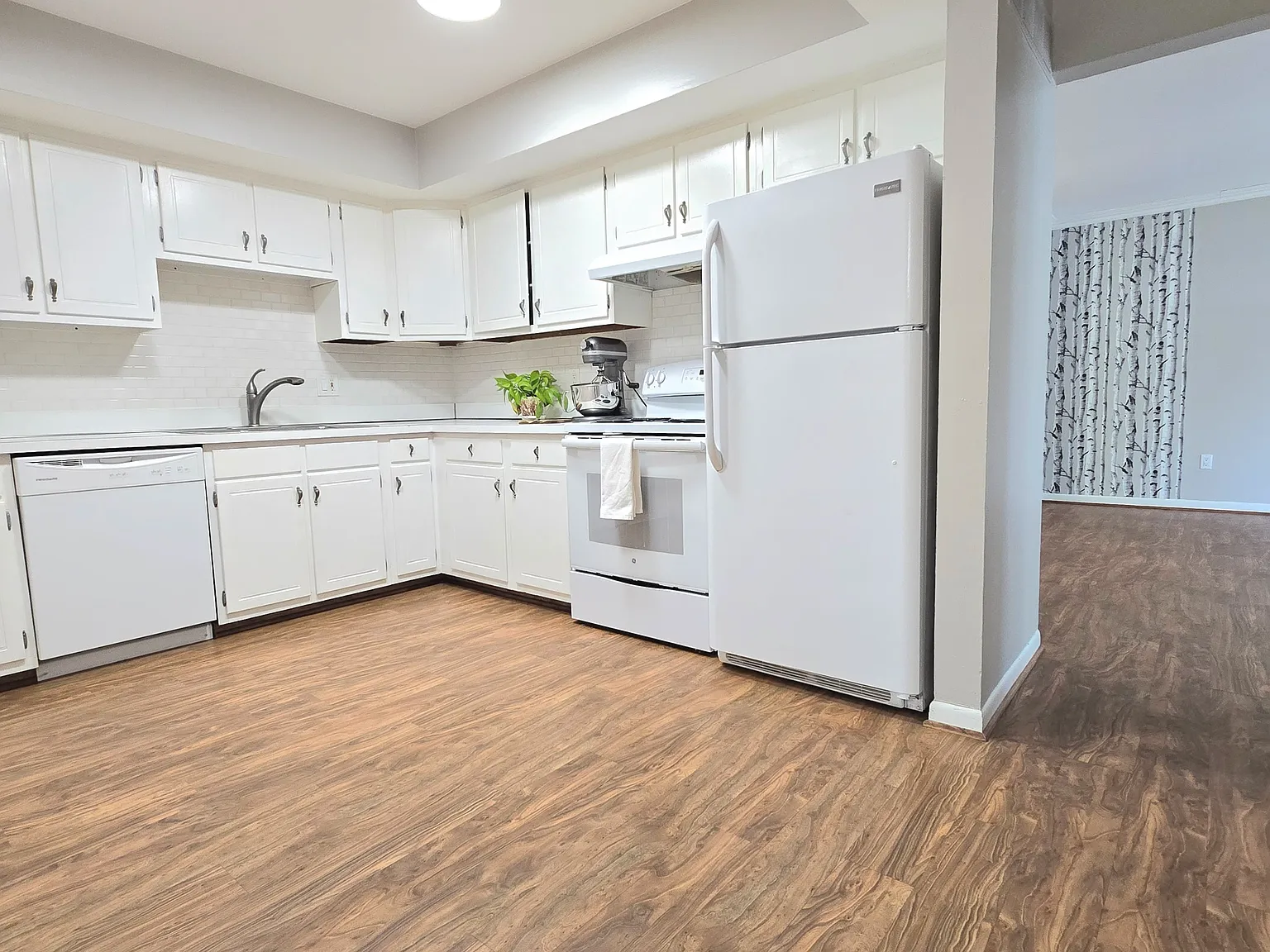 3 bed, 1250 sqft, $1,895 — Photo 2