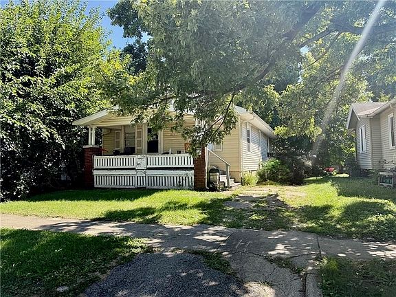 3rd image of 2039 E Whitmer St