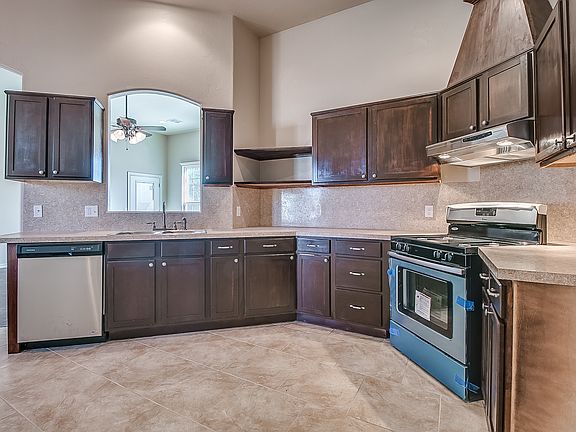 Lots of counter/cabinet 