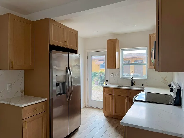 26 SW 10th Ave — Photo 10
