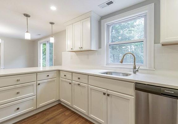 4th image of 87 Cobleigh St