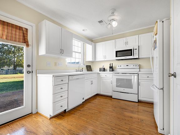 5th image of 3170 Langley Dr