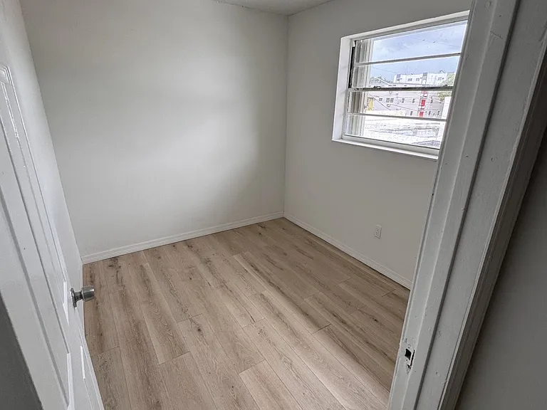 200 SW 20th Ave #2 — Photo 7