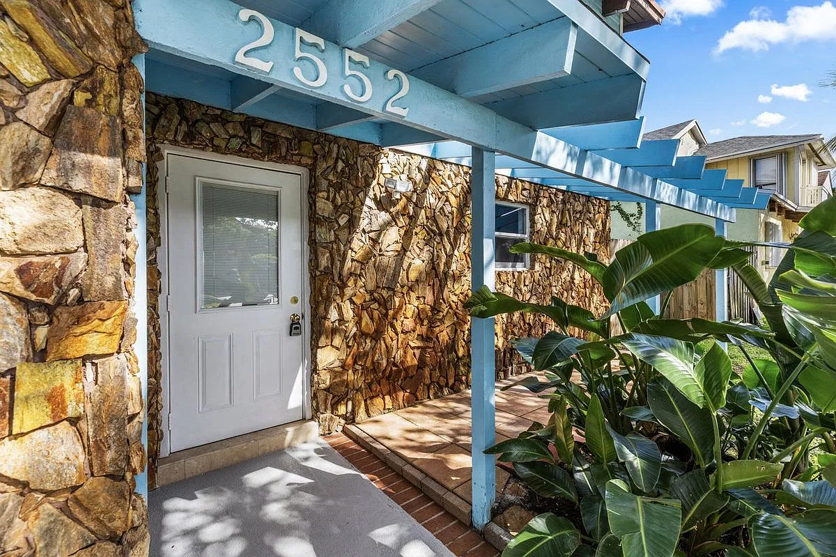 2 bed, 2.0 bath, 1447 sqft, $3,750 — Photo 2
