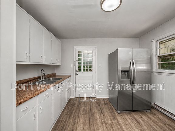 3rd image of 928 Stephens St