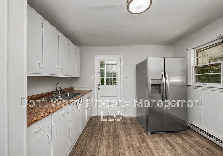 928 Stephens St — Photo 3