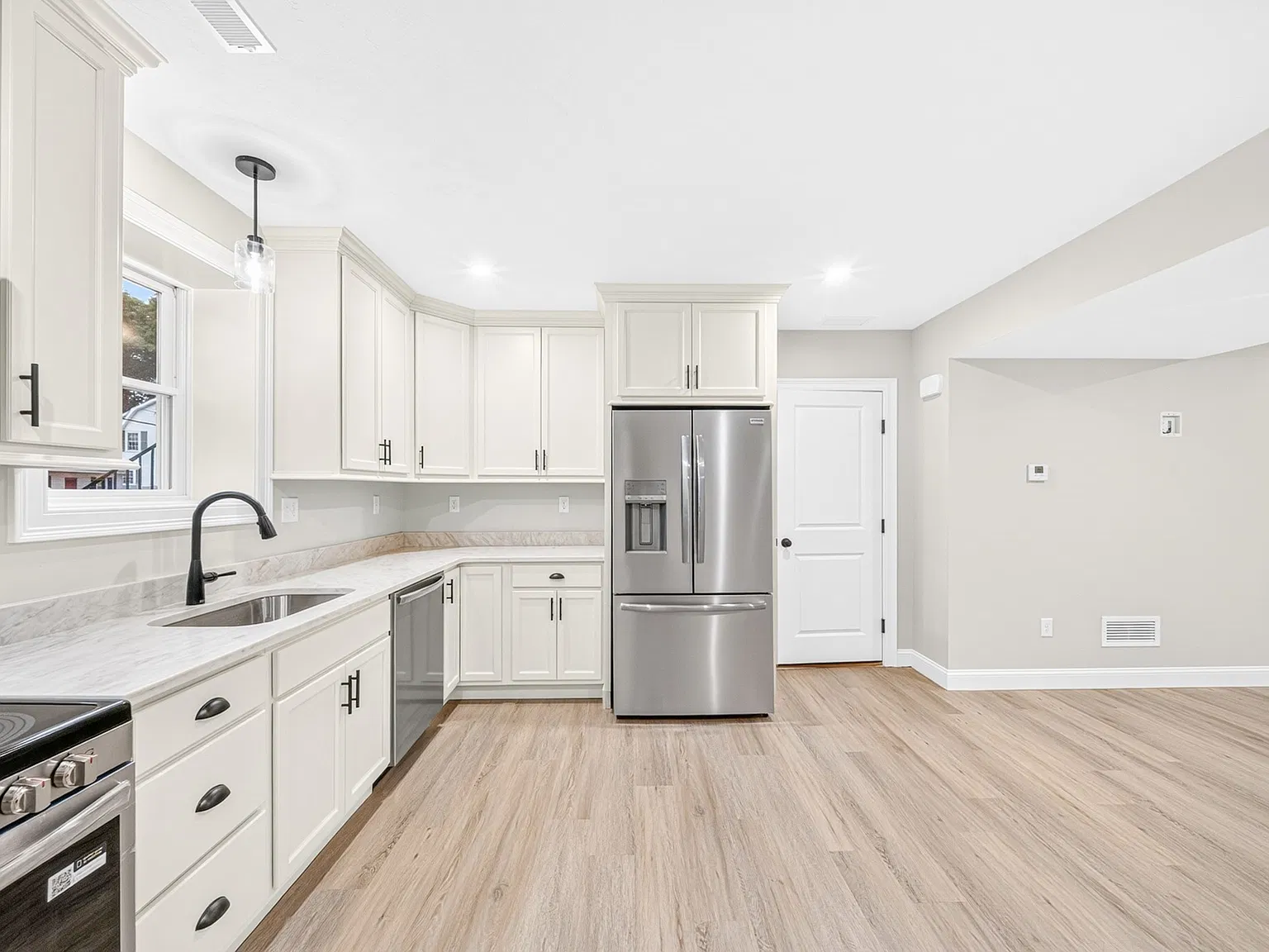 1 bed, 1.0 bath, 900 sqft, $2,200 — Photo 3