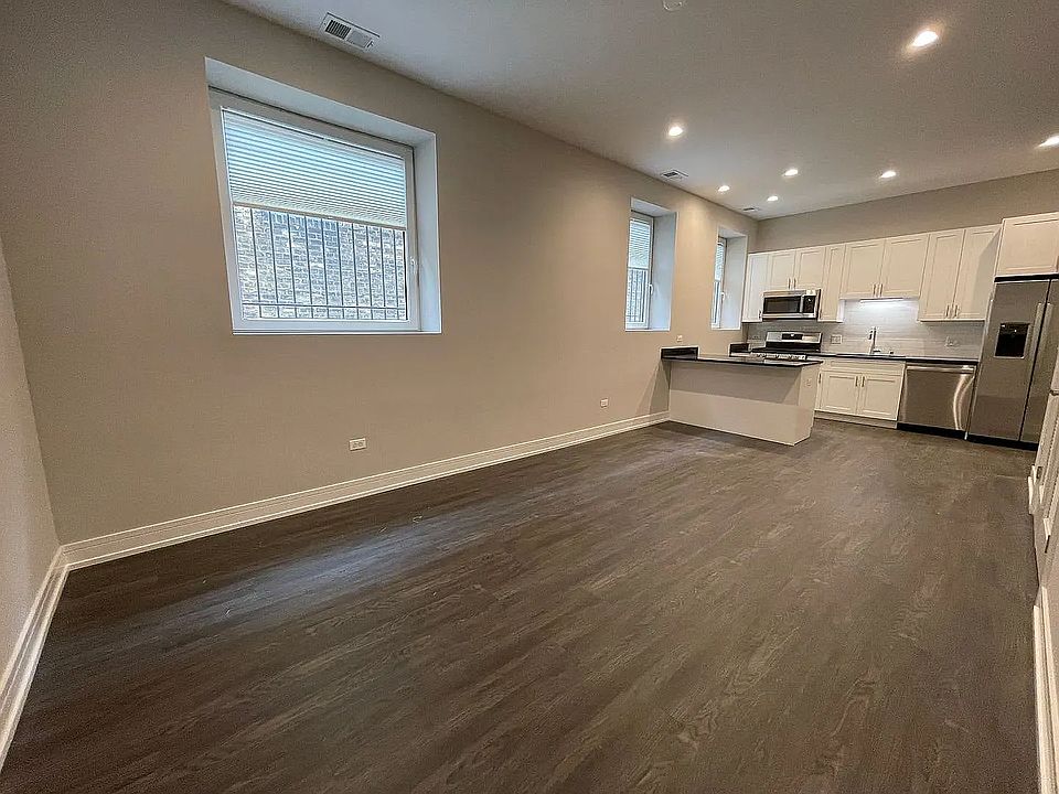 Photos showcases a similar unit in the building. Actual unit may vary.