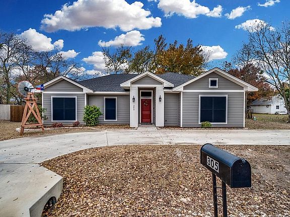 3rd image of 305 Pecan St