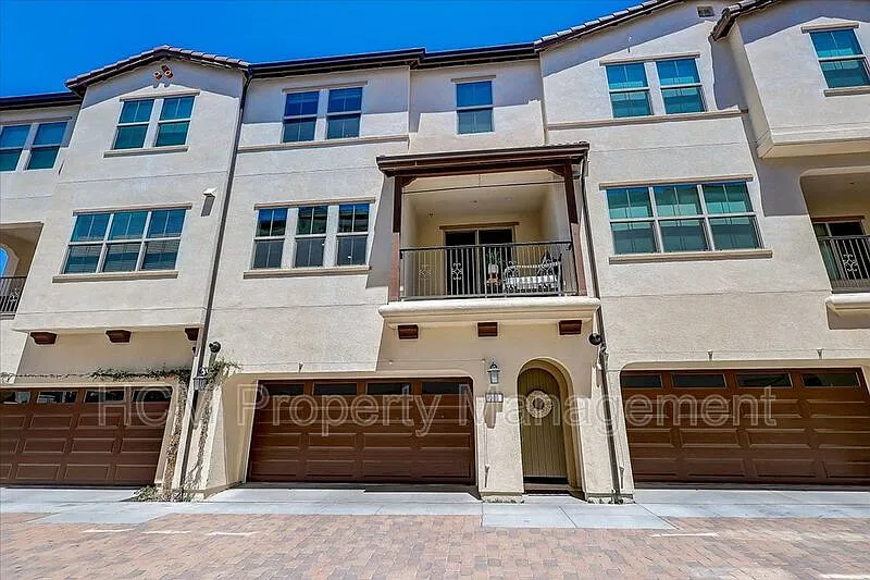2 bed, 2.5 bath, 1324 sqft, $3,750 — Photo 2