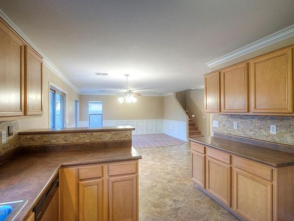3rd image of 759 S 167th Dr