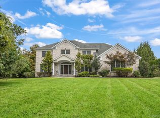 10 Rolling Meadow Ln, Northport, NY 11768