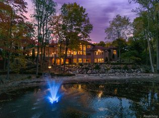 255 Camelot Way, Rochester, MI 48306
