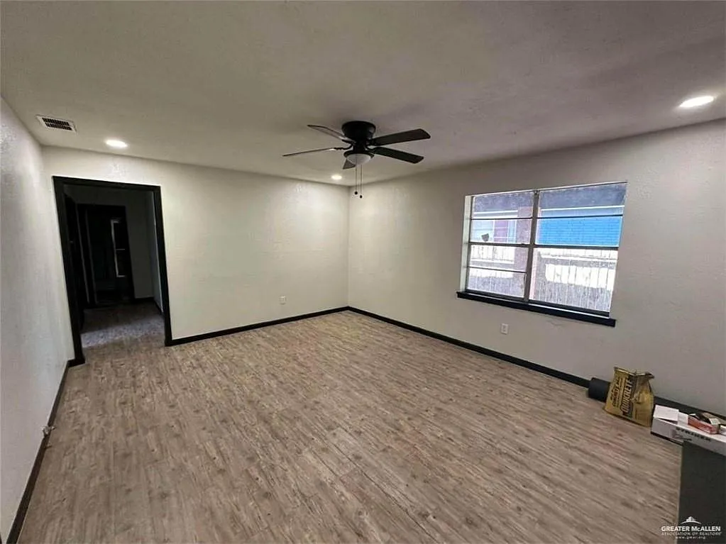3 bed, 1.0 bath, 1145 sqft, $975 — Photo 3