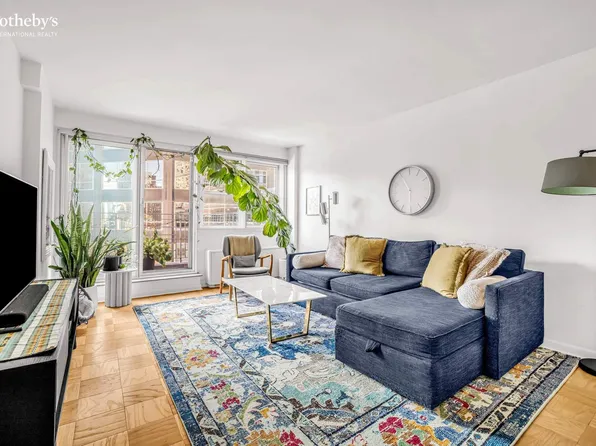 211 East 53rd Street image 3 of 11