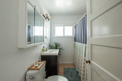 4th image of 2137 1/2 N Gower St