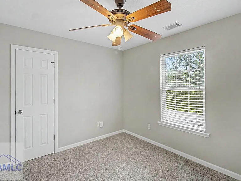401 E Banks St — Photo 17