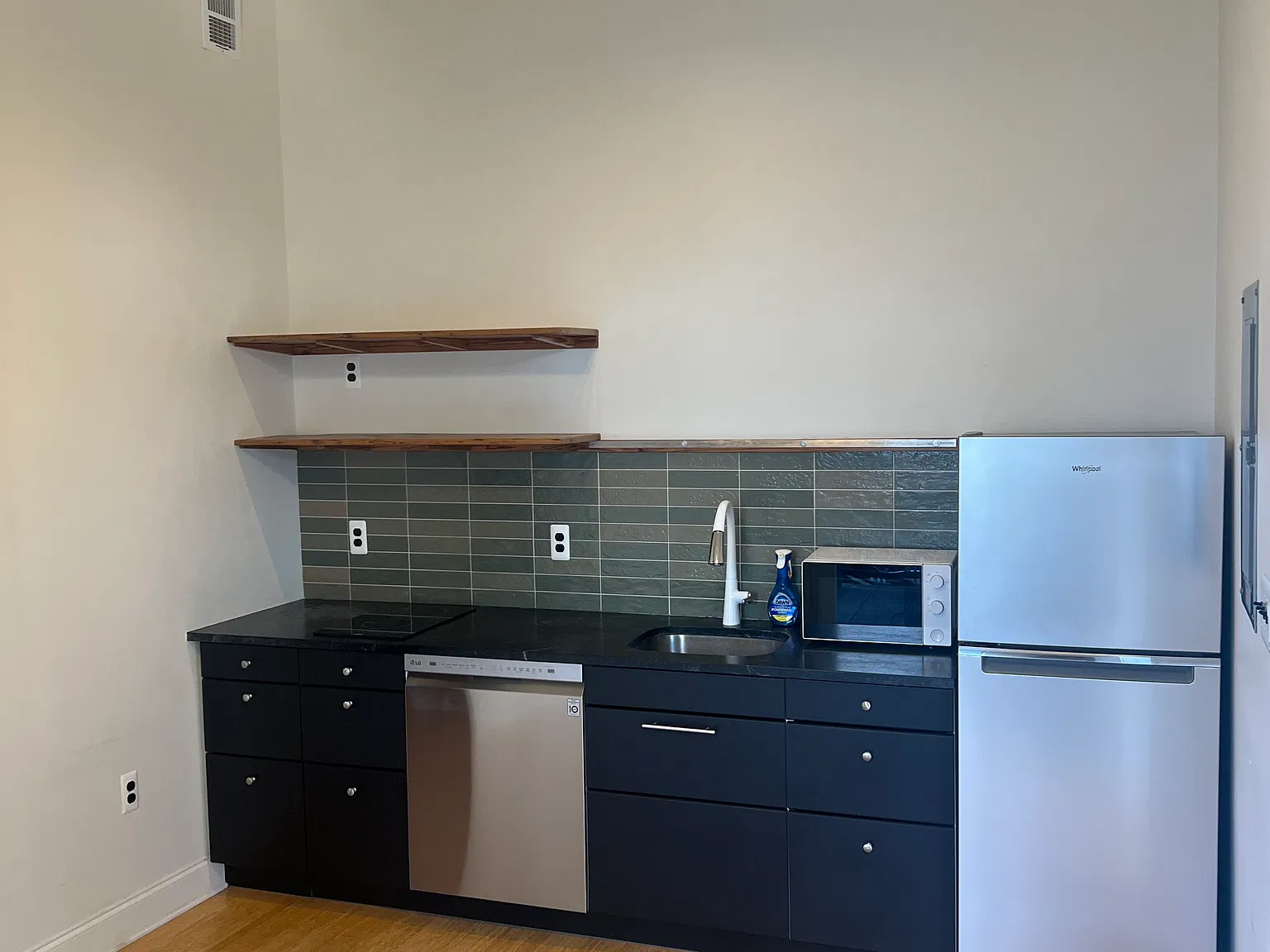1 bed, 400 sqft, $1,200 — Photo 4