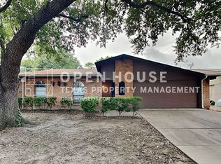 318 Parkvale Ln, Grand Prairie, TX 75052