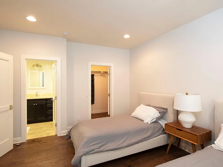 553 Stratford Ct — Photo 16