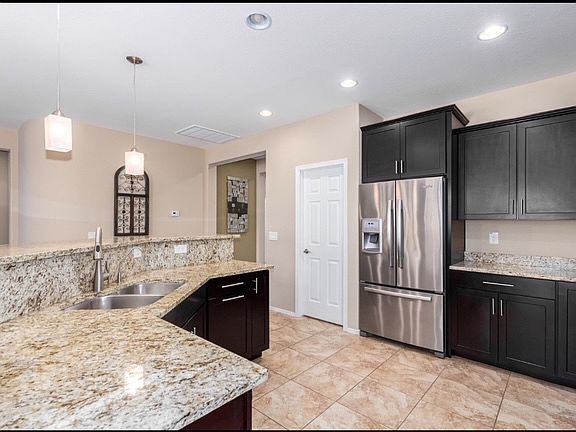 4th image of 2408 N Petersburg Dr