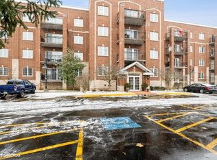 1479 N Milwaukee Ave APT 101, Libertyville, IL 60048