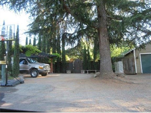 3rd image of 578 Lincoln Ave