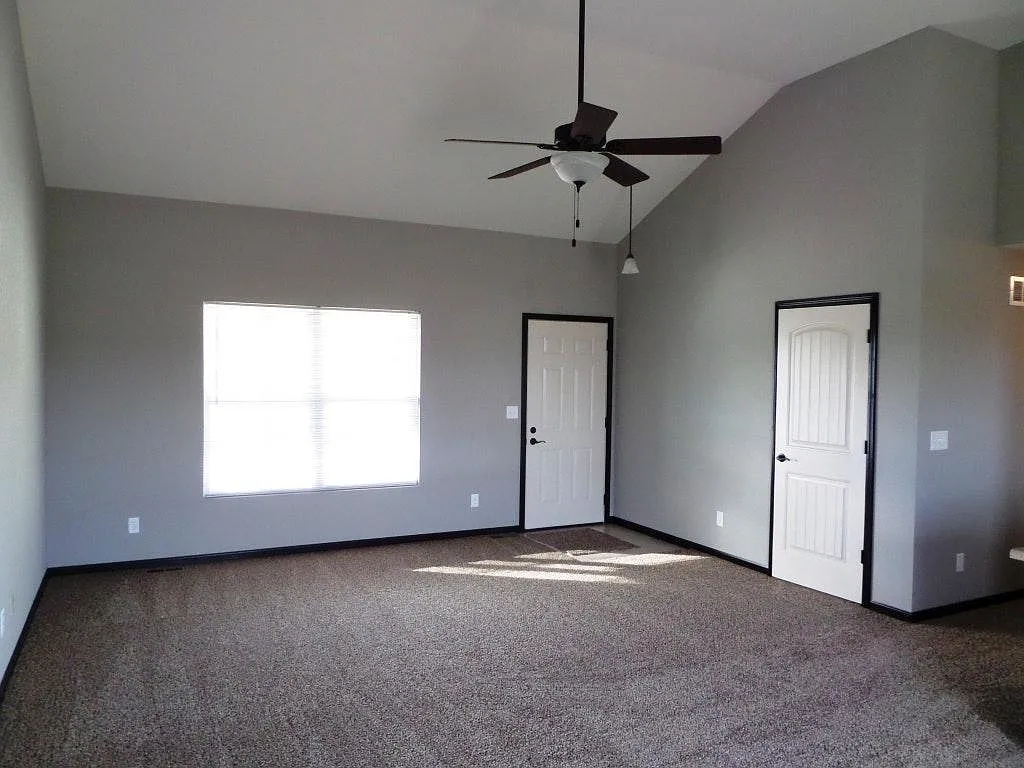 4 bed, 2200 sqft, $2,350 — Photo 4