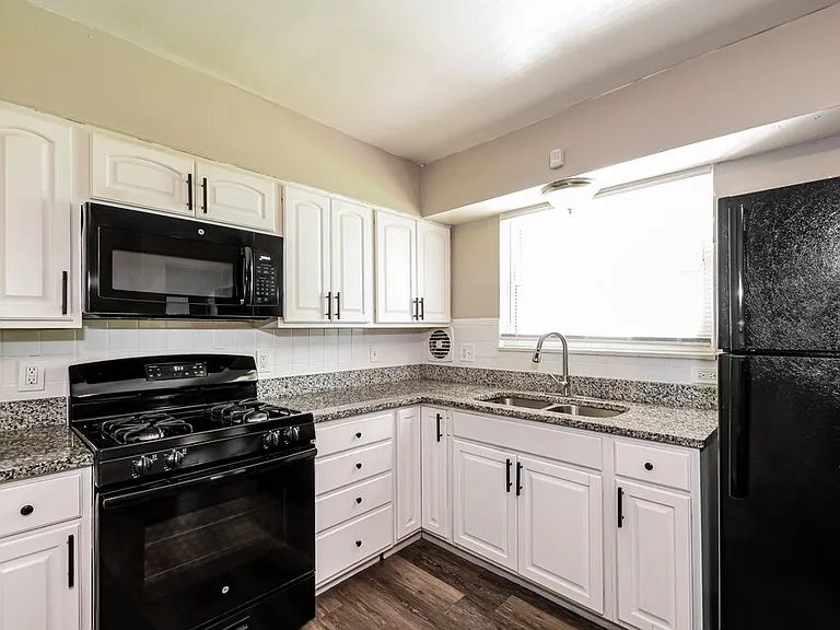1850 Shirlene Dr — Photo 7