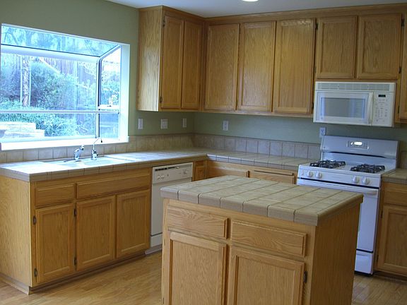 KITCHEN WITH GARDEN WINDOW