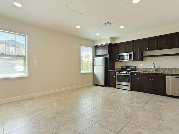 5th image of 683 N Plumas Dr